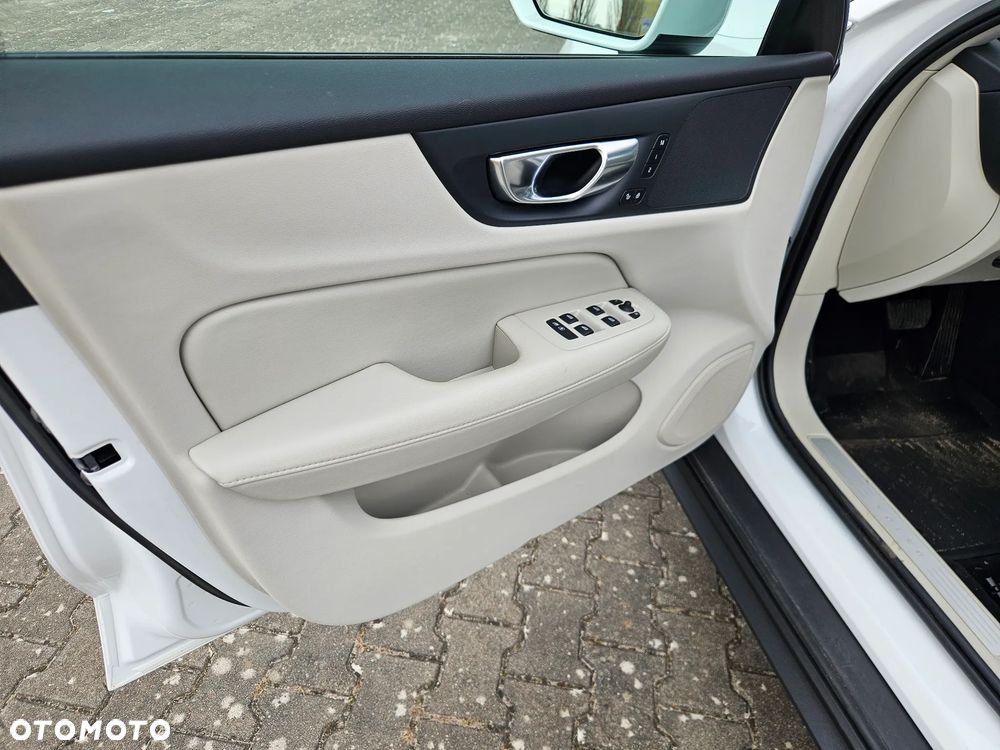 Volvo V60 Cross Country B5 B AWD Plus - 25