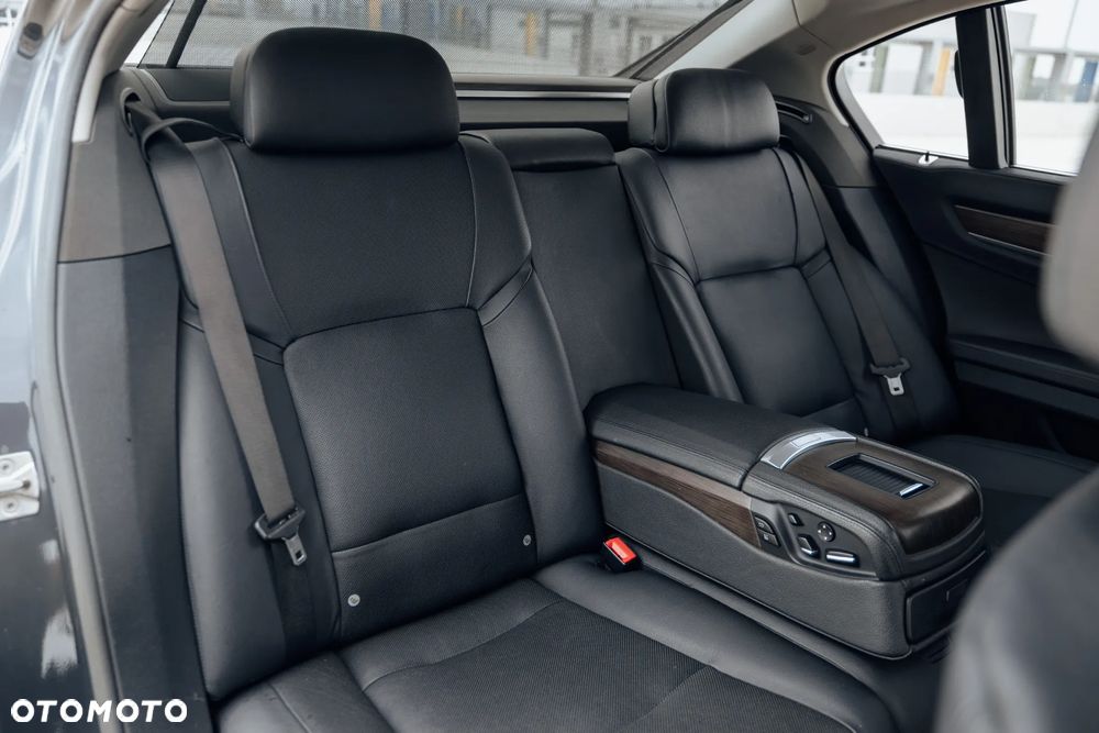 BMW Seria 7 750i L xDrive - 13