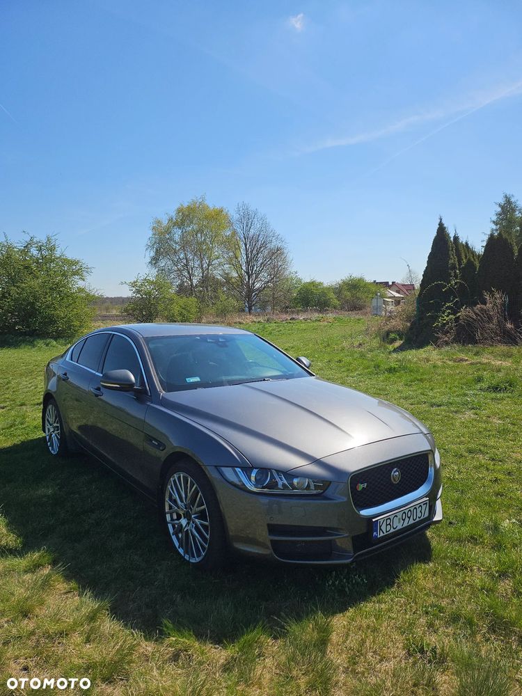 Jaguar XE 2.0 D AWD R-Sport - 3