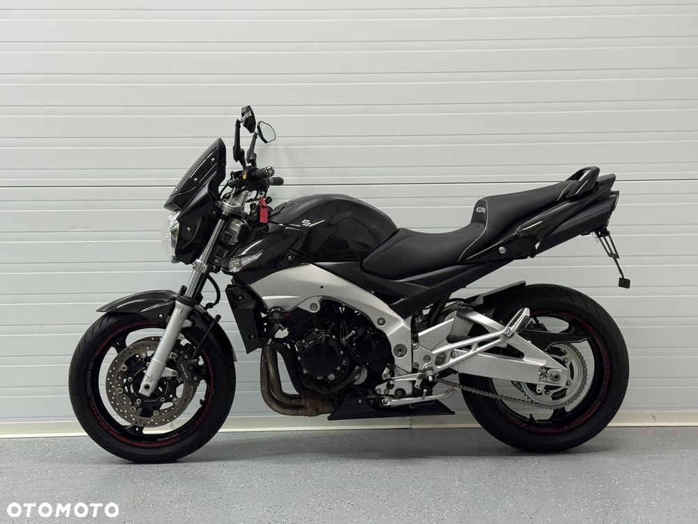 Suzuki GSR - 13