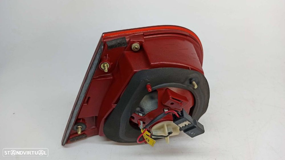 FAROLIM TRASEIRO ESQUERDO KIA OPIRUS EX - 7