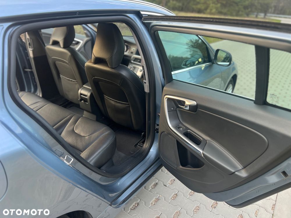 Volvo V60 D6 AWD Plug-in Hybrid Summum - 10