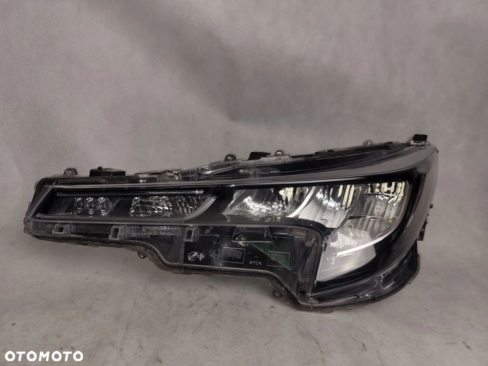 TOYOTA COROLLA E21-LAMPA PRZEDNIA PRZÓD - 5
