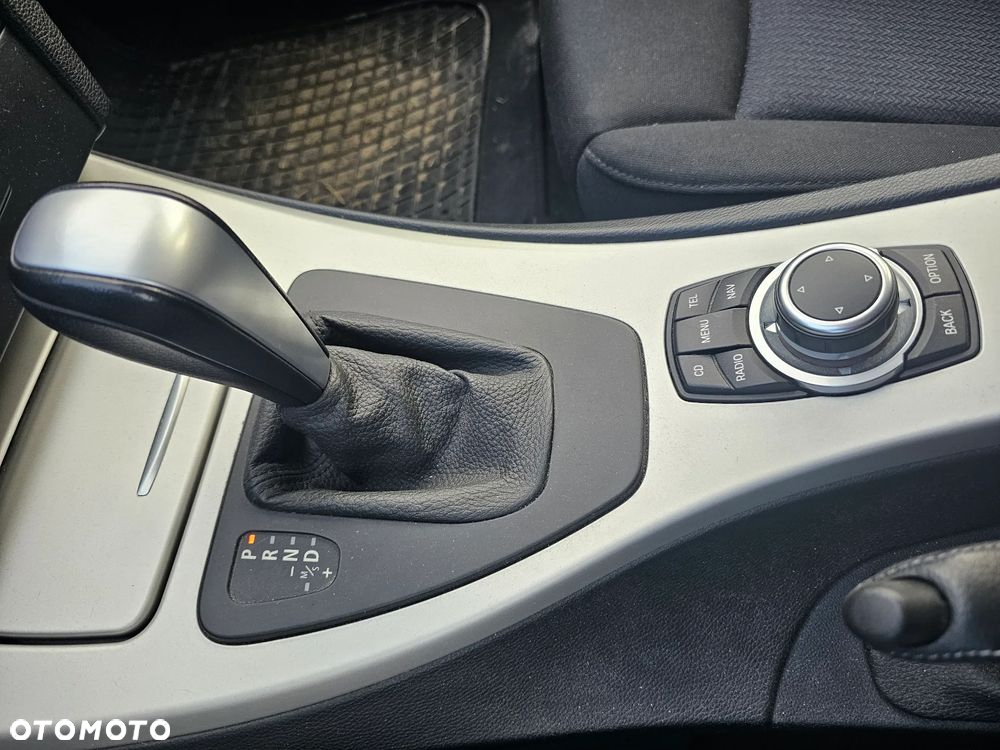 BMW Seria 3 318i Touring - 14