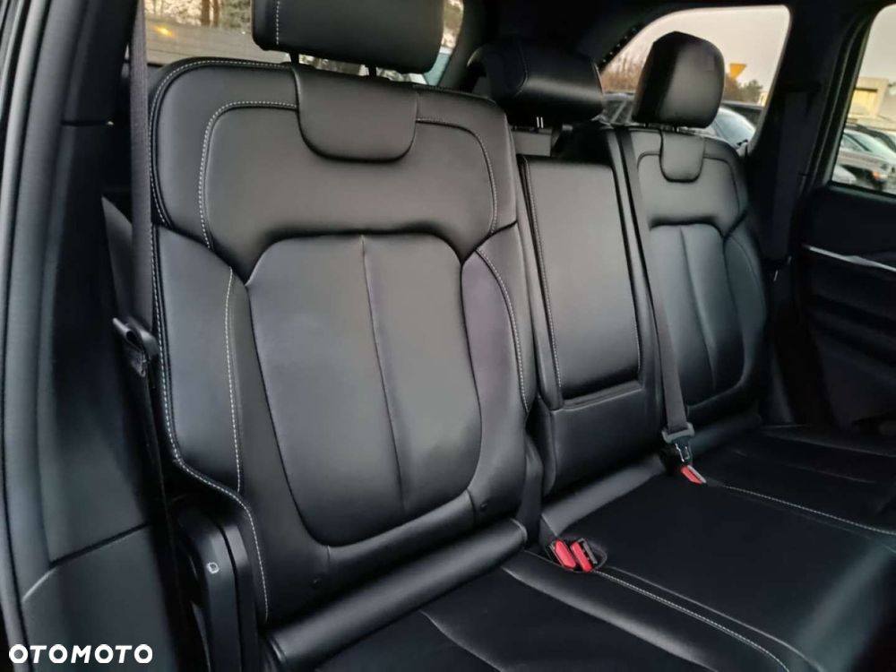 Jeep Grand Cherokee - 23