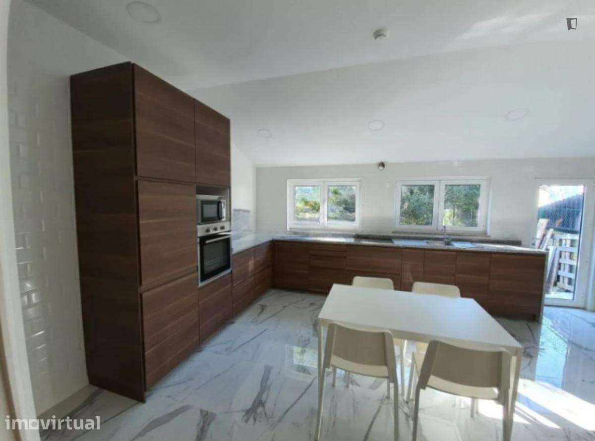 Quarto - localizado em Lordelo do Ouro Porto - Grande imagem: 2/7