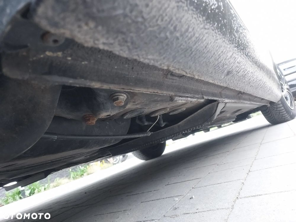 Volkswagen Touran 1.6 TDI DPF BlueMotion Technology Highline - 22