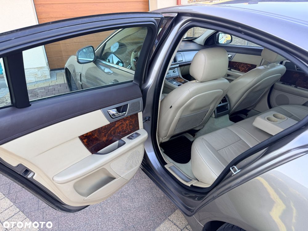 Jaguar XF 2.7 V6 Premium Luxury - 28