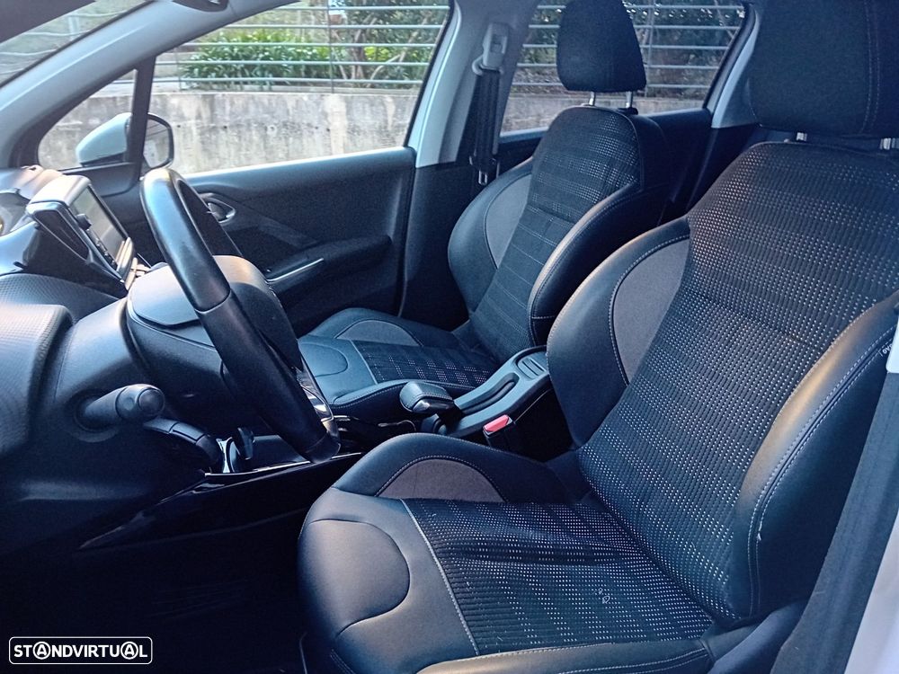 Peugeot 2008 1.2 PureTech Allure EAT6 - 14