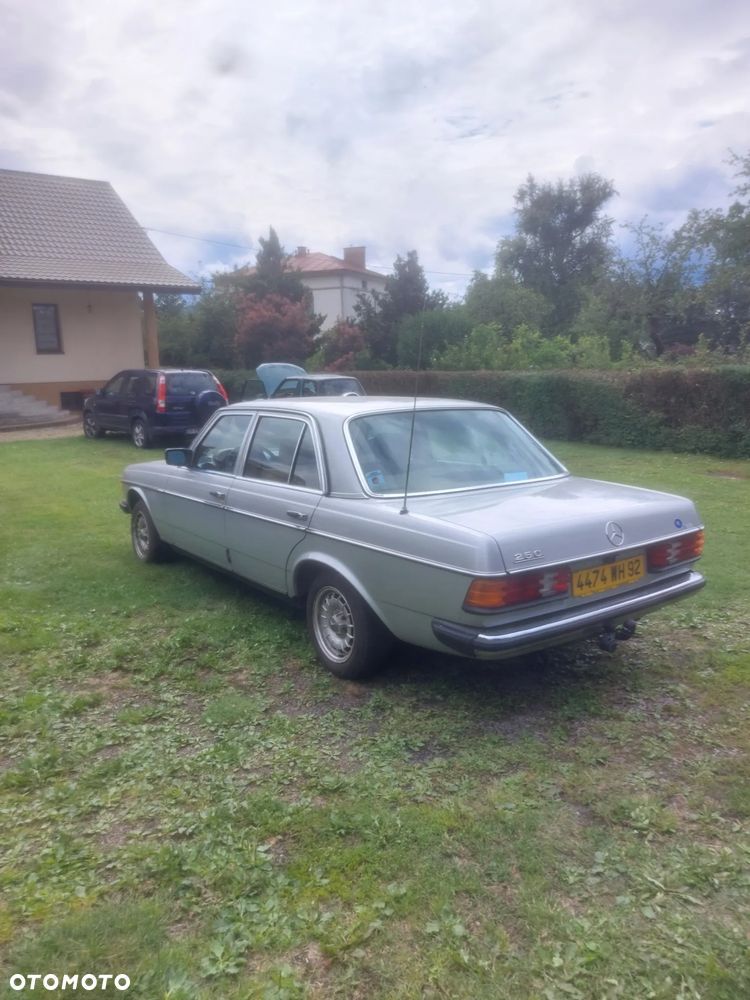 Mercedes-Benz W123 - 1