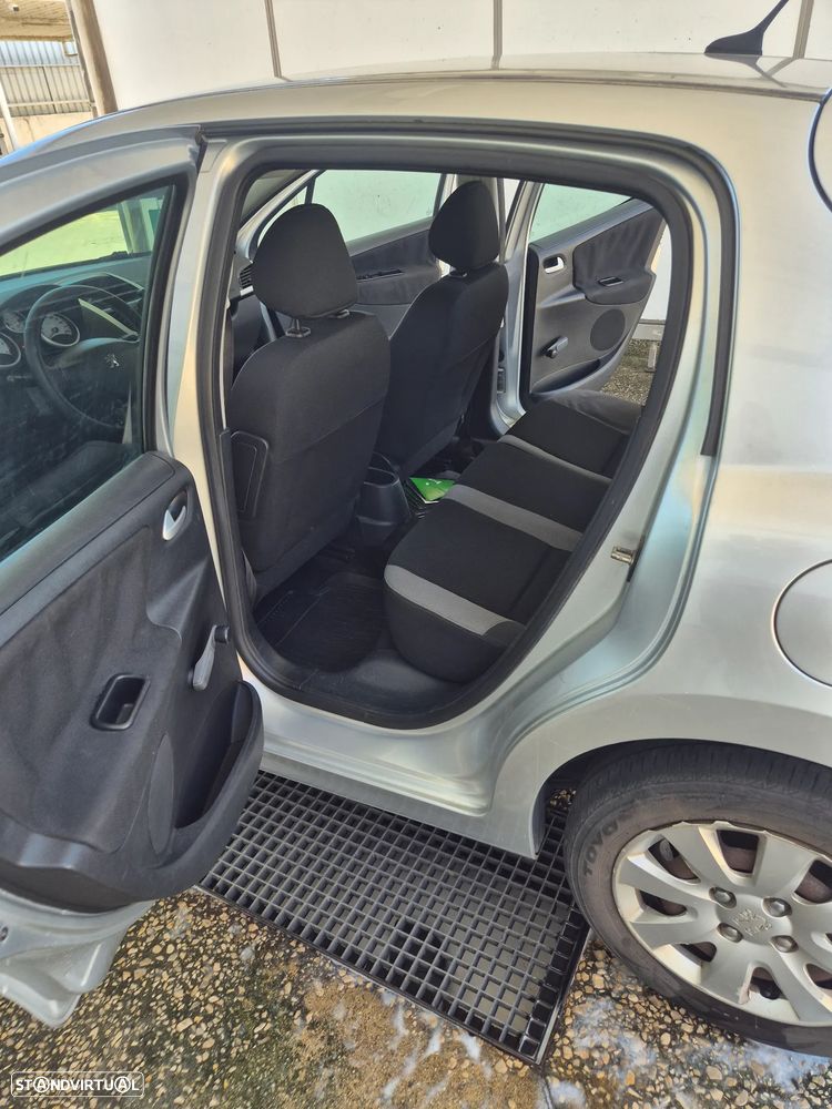 Peugeot 207 1.4 HDi Urban - 11