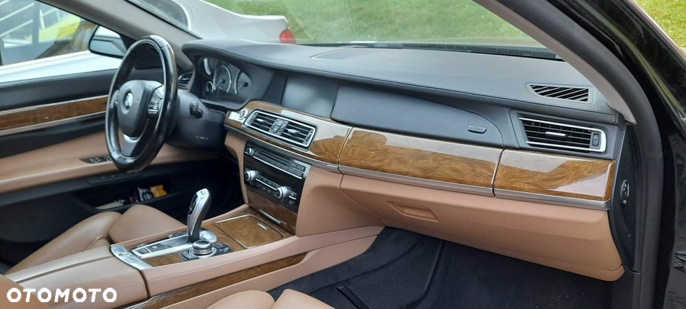 BMW Seria 7 750i - 10