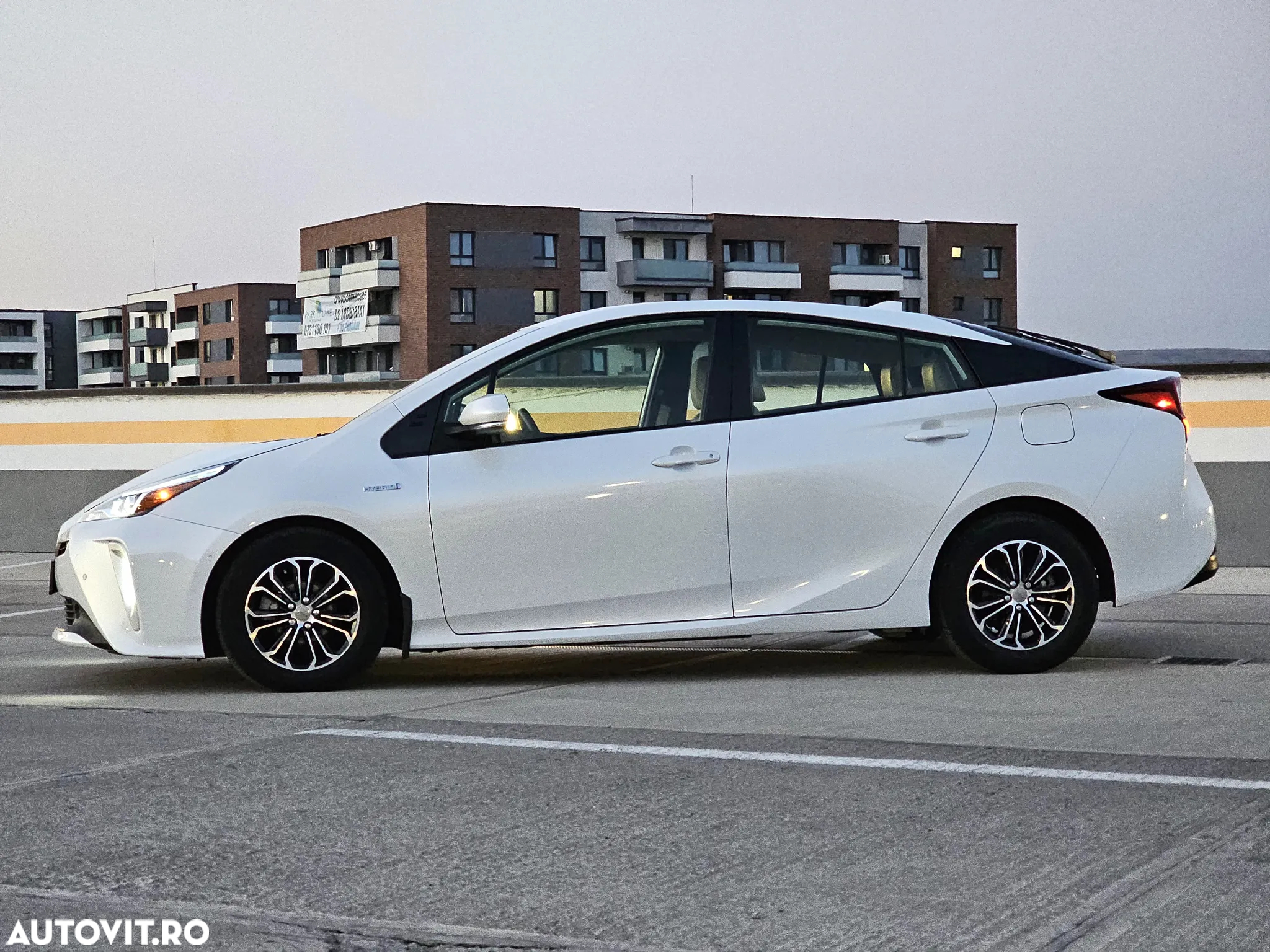 Toyota Prius 1.8 HSD Exclusive Plus - 6