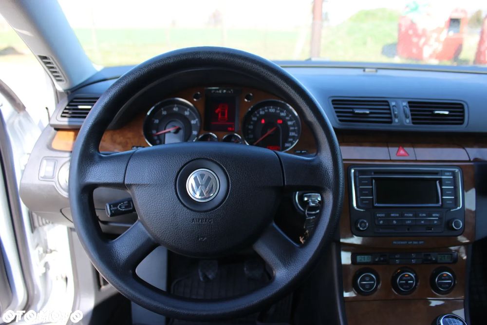 Volkswagen Passat 1.6 FSI Highline - 11