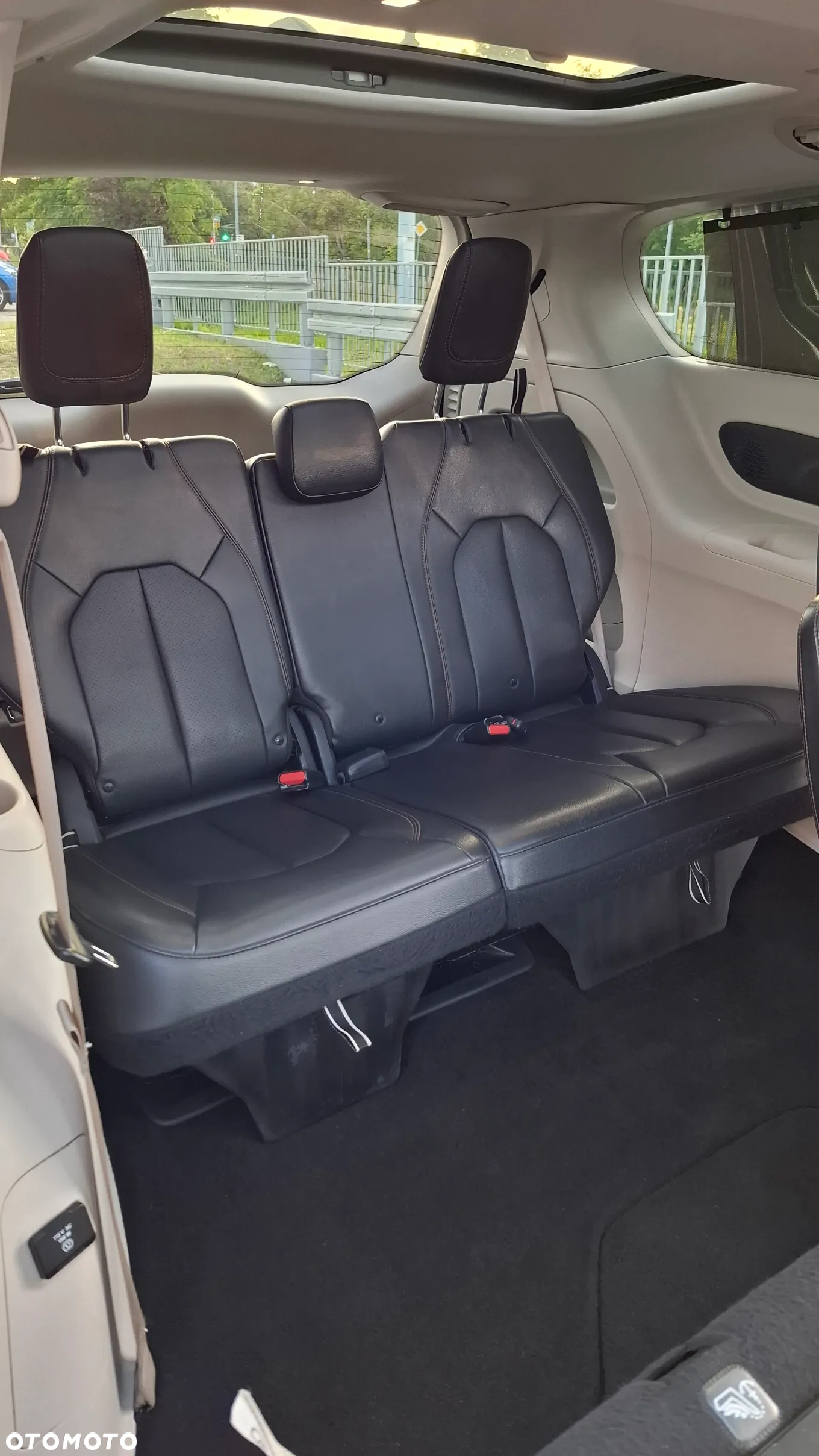 Chrysler Pacifica - 10