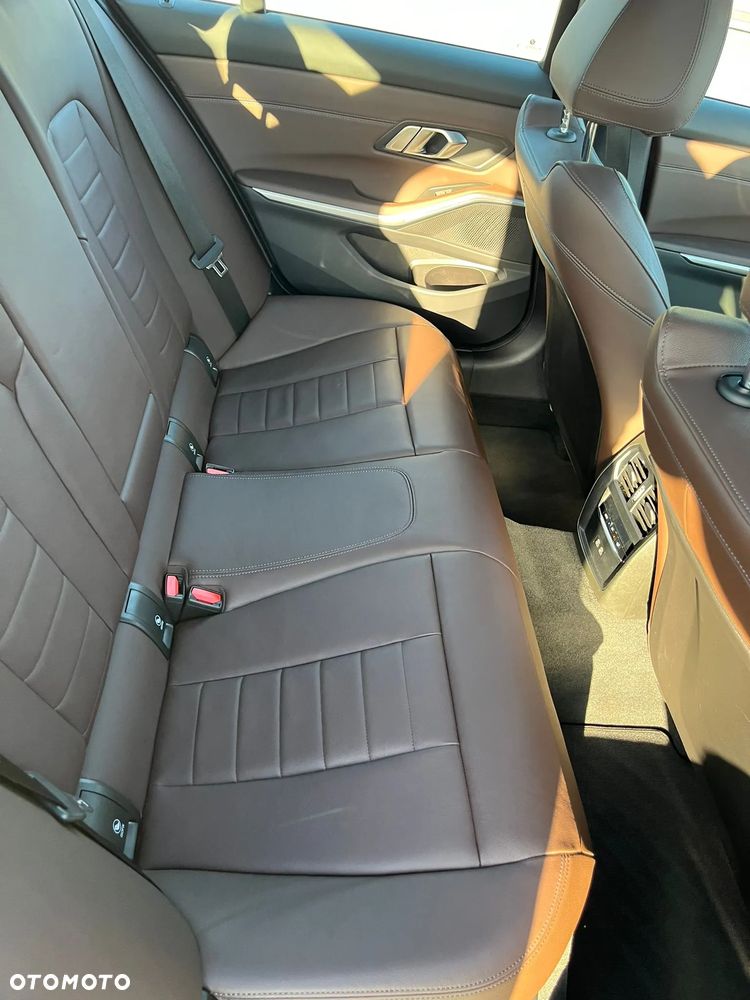 BMW Seria 3 330i M Sport - 15