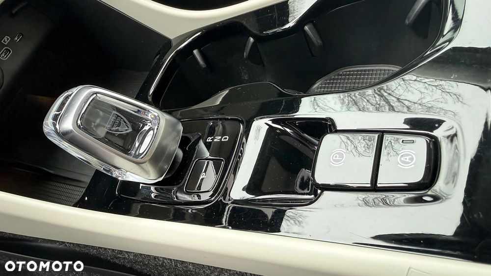 Volvo XC 40 B5 B AWD Momentum Pro - 25