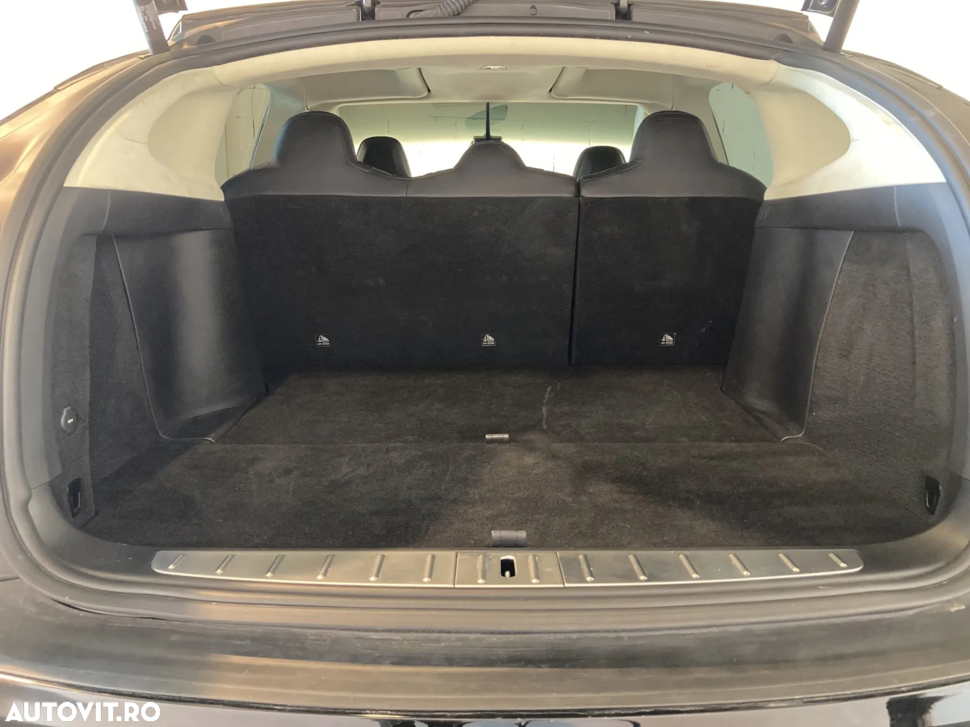 Tesla Model X - 8