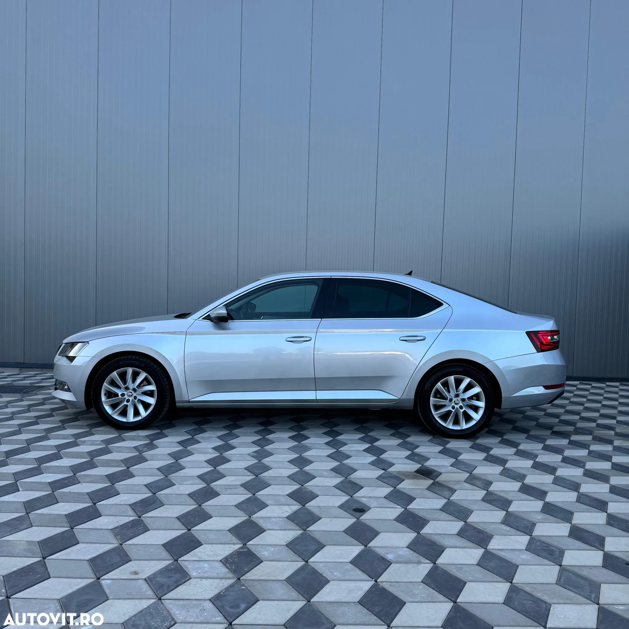 Skoda Superb 2.0 TDI DSG L&K - 26