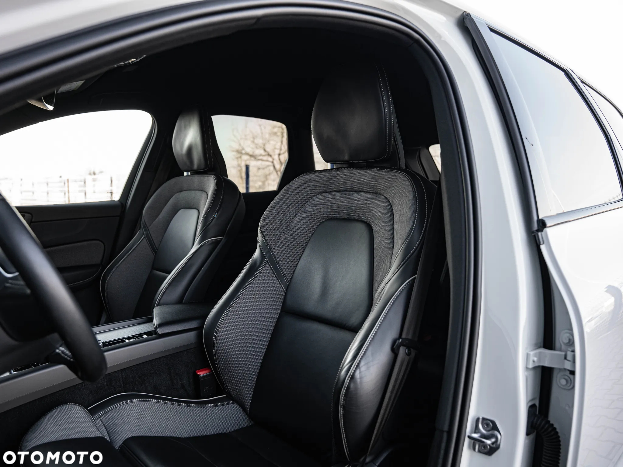 Volvo XC 60 B4 D Plus Dark - 23