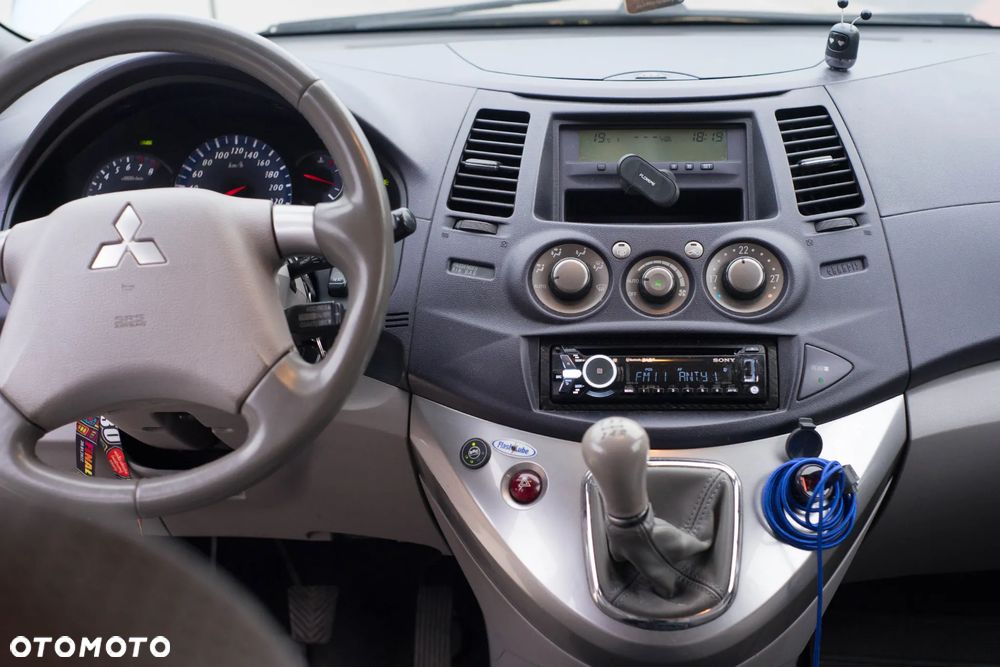 Mitsubishi Grandis 2.4 Inform - 10