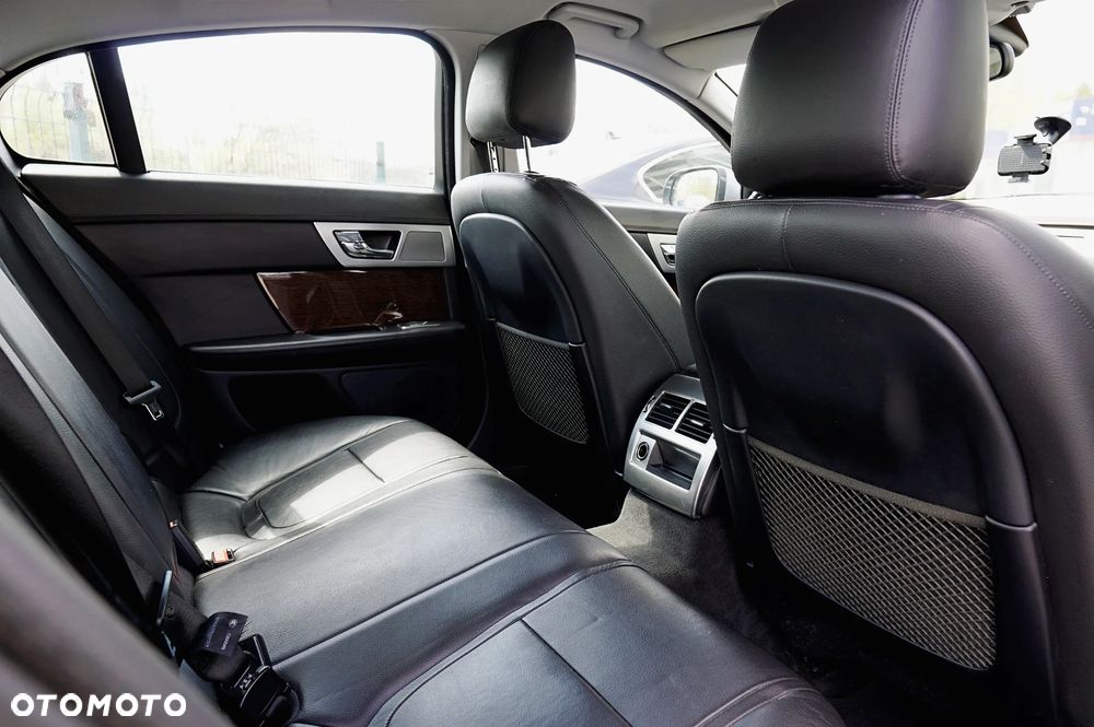 Jaguar XF 3.0 V6 D Luxury - 23