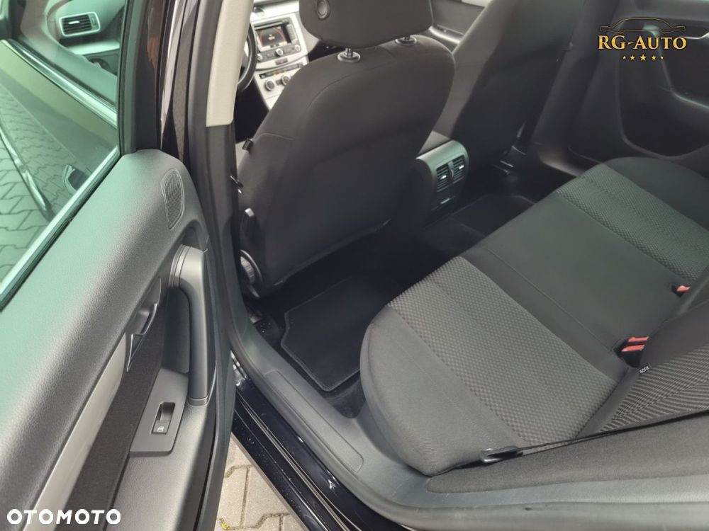 Volkswagen Passat - 12