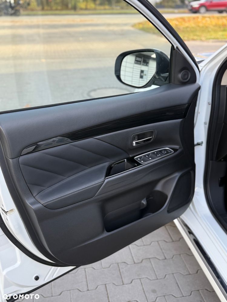 Mitsubishi Outlander PHEV Instyle NAVI + - 18