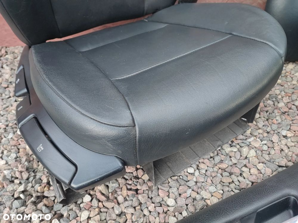 BMW E46 SEDAN ORYGINALNY KOMPLET FOTELI SKÓRZANYCH + KANAPA TYŁ SKŁADANA + BOCZKI EUROPA POD PODUSZKI AIR-BAG O NR. 52 20 8 214 940 / 52 20 8 214 970 / 52 10 8 214 910 OEM  W DOBRYM STANIE - 30