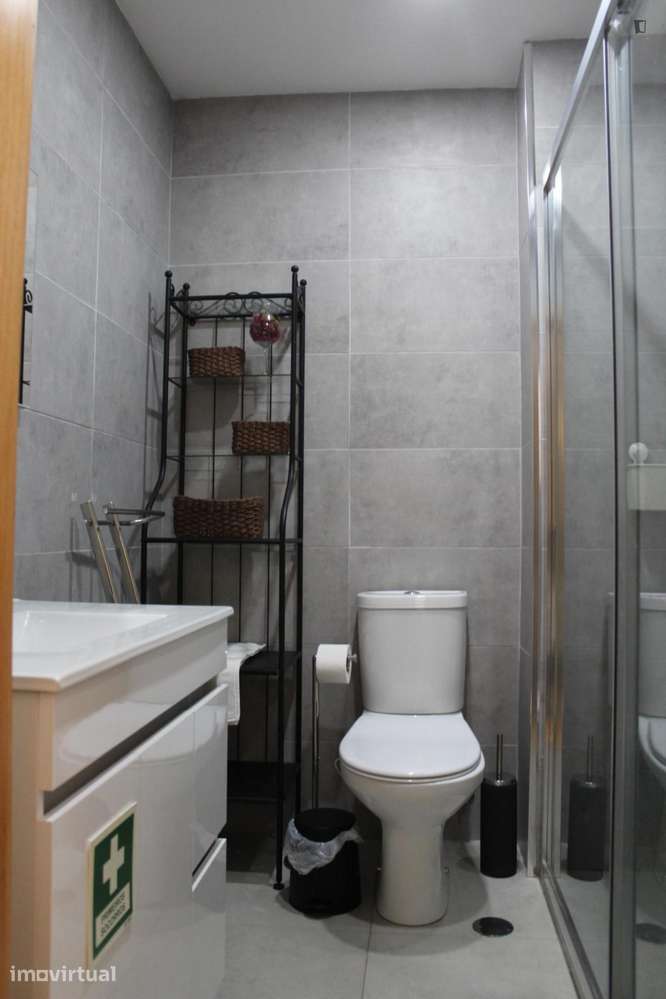 Quarto - localizado em Santa Marinha Porto - Grande imagem: 2/21