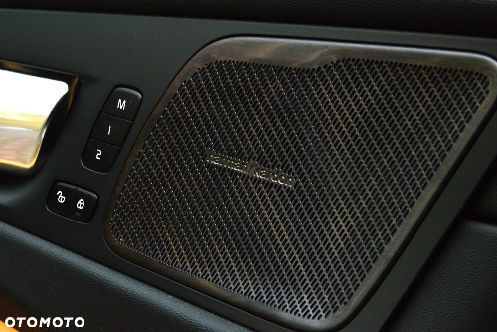 Volvo XC 60 T8 Plug-In Hybrid AWD Ultimate Dark - 21