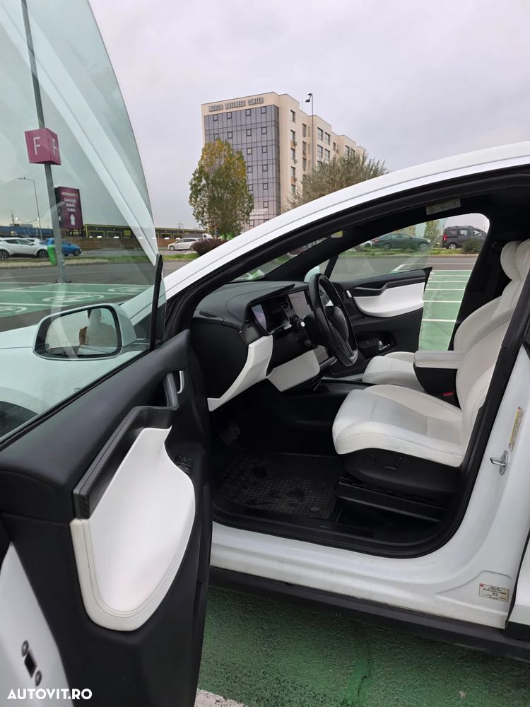 Tesla Model X - 4