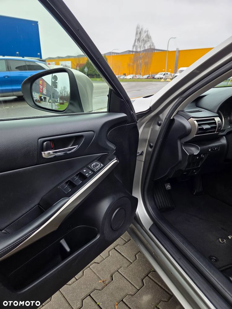 Lexus IS 300h Elite - 22