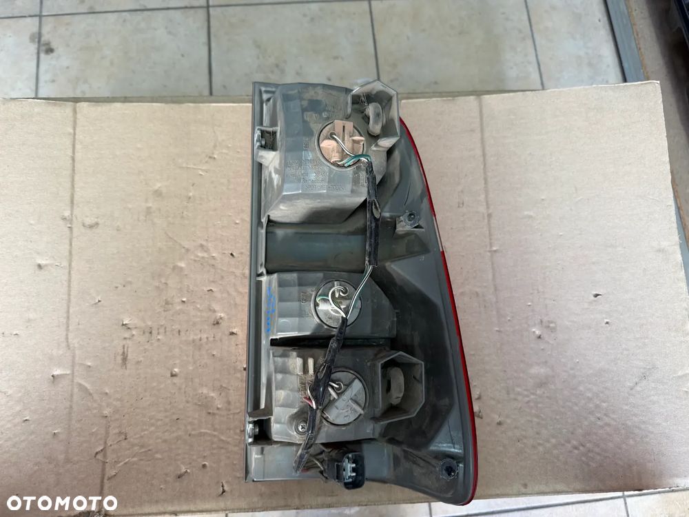 Reflektor / lampa tylna Toyota Hilux 15' - lewa strona - oryginalna - 2