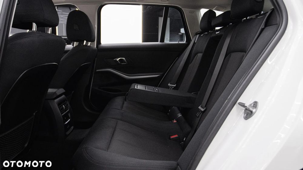 BMW Seria 3 318i Sport Line - 19