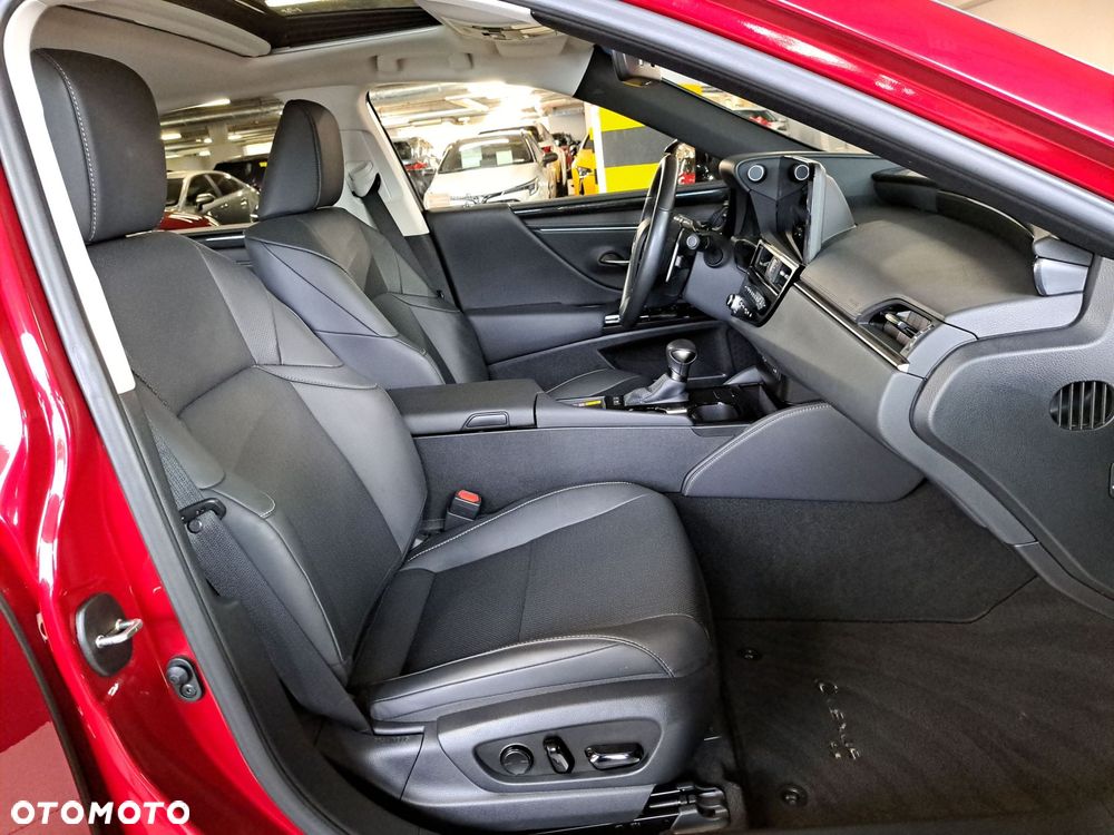 Lexus ES 300h Business Edition - 16