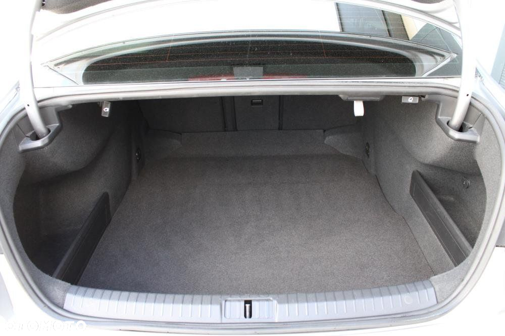 Volkswagen Passat - 32