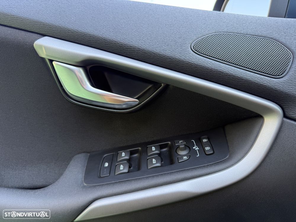 Volvo V40 2.0 D3 Momentum - 24