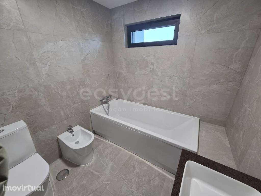 Moradia Geminada T4 Nova situada em Aradas, Aveiro - Grande imagem: 2/36