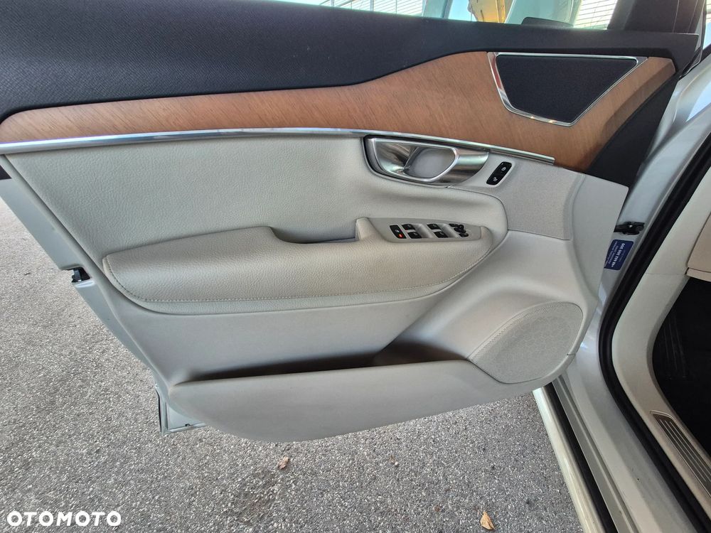 Volvo XC 90 B5 D AWD Momentum Pro - 19