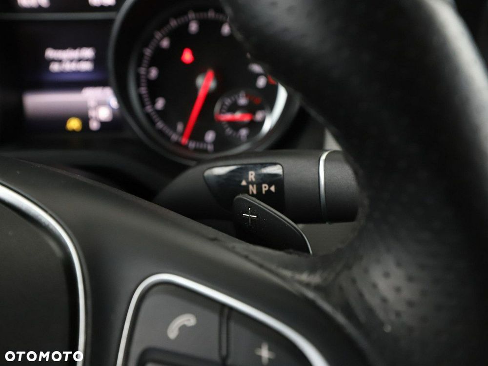 Mercedes-Benz CLA 180 7G-DCT Urban - 32