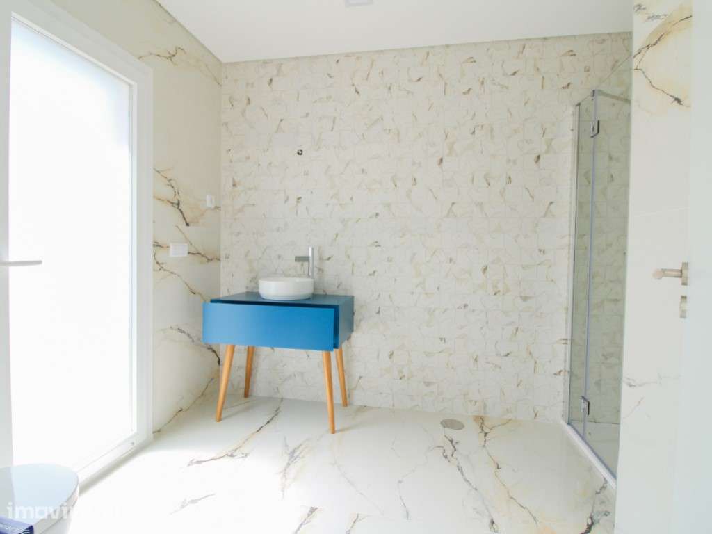 Moradia T4 de arquitetura moderna em Coimbra - Grande imagem: 2/50