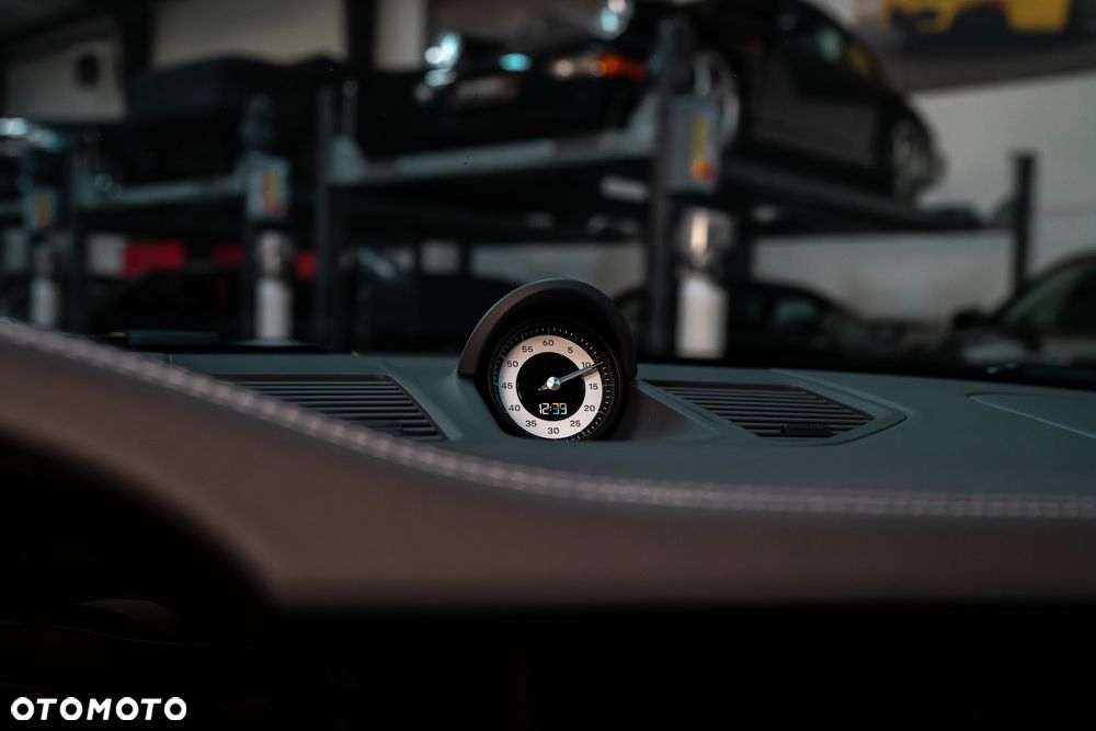 Porsche 911 Carrera 4 GTS - 23