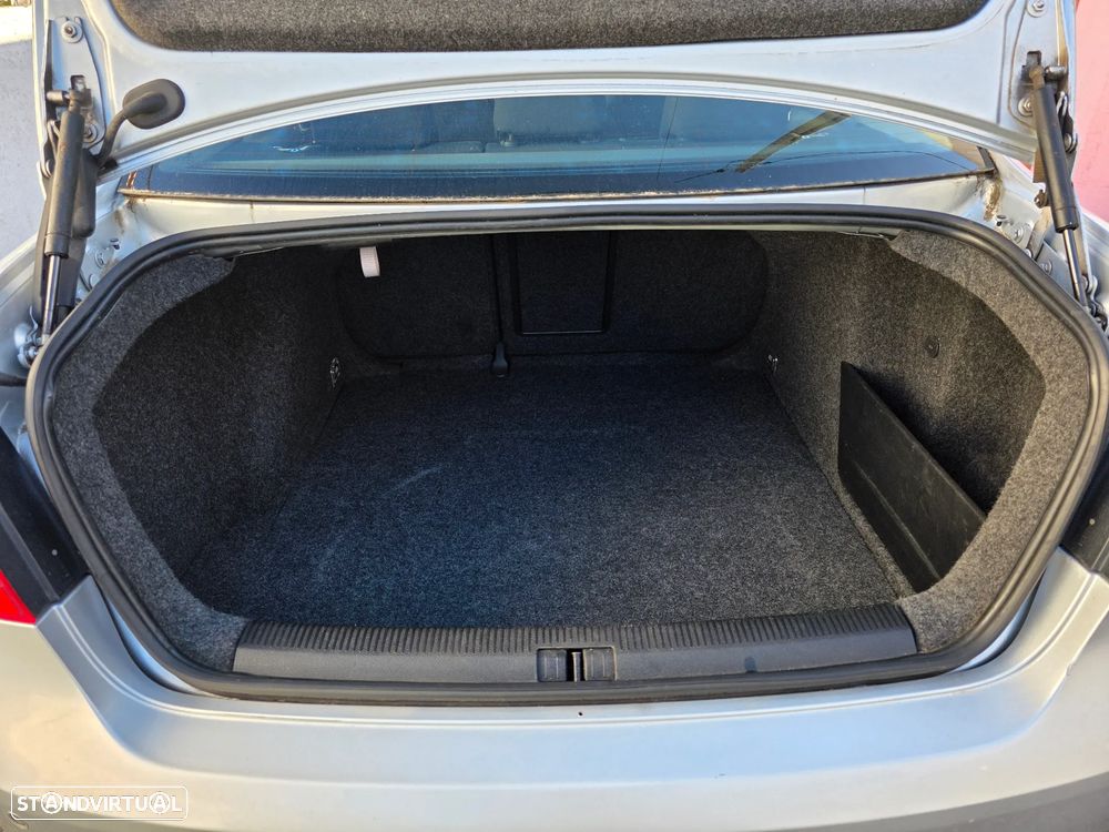 VW Jetta 1.9 TDi Confortline - 8