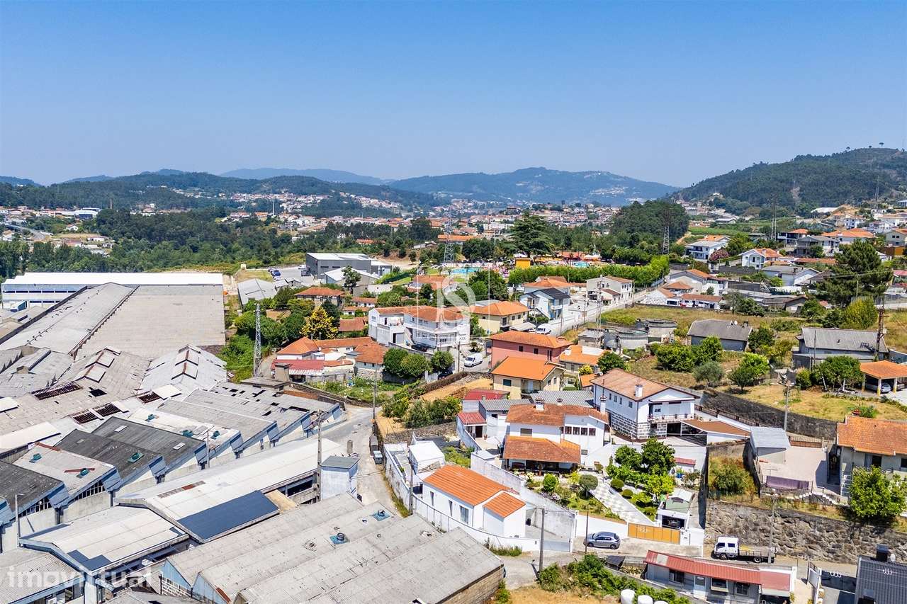 Moradia Térrea T2+1 Renovada | São Martinho do Campo - Grande imagem: 2/47