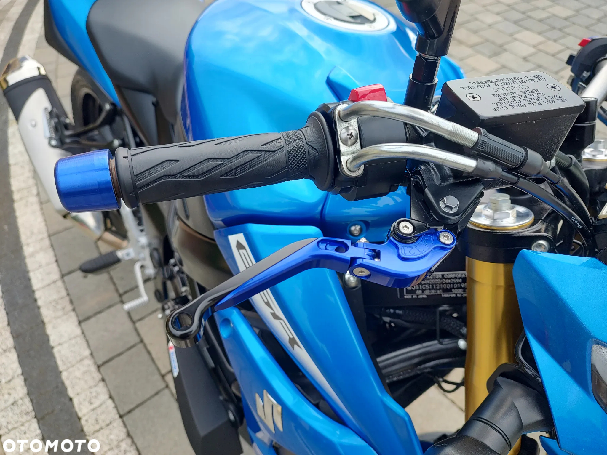 Suzuki GSR - 14