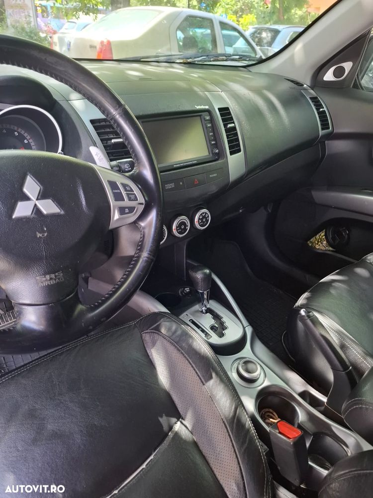 Mitsubishi Outlander - 2