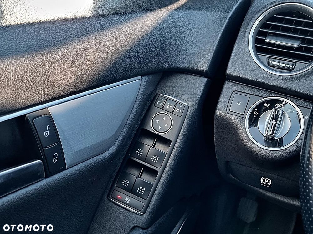 Mercedes-Benz Klasa C 180 CGI BlueEFFICIENCY Avantgarde - 28