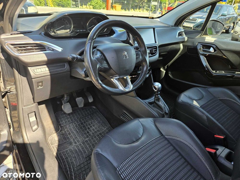 Peugeot 208 - 8