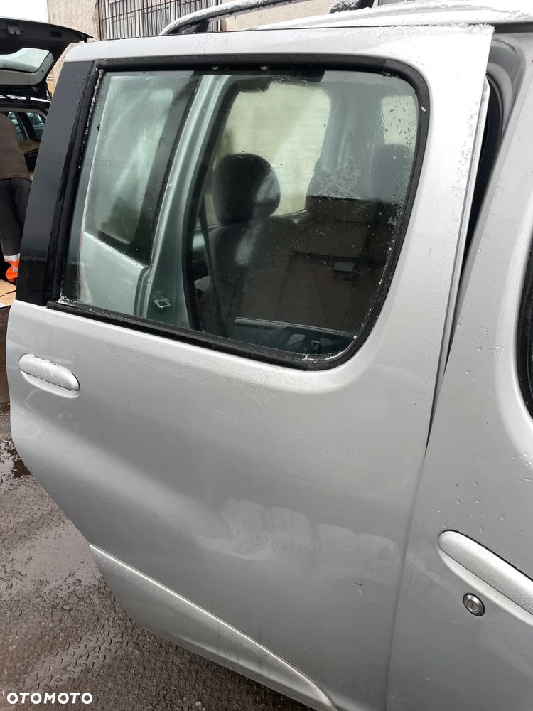 DRZWI PRAWY LEWY TYL TOYOTA YARIS VERSO 199 - 2